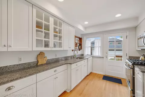 Kitchen - 679 Neff Rd, Grosse Pointe, MI 48230 photo 3 of 4