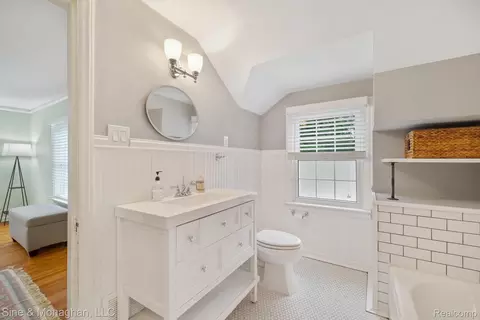 Bath - 679 Neff Rd, Grosse Pointe, MI 48230 photo 3 of 9