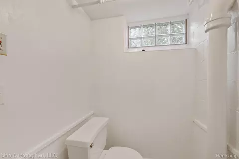 Bath - 679 Neff Rd, Grosse Pointe, MI 48230 photo 9 of 9