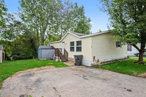 163 Scarlet Oak Ct, Oxford, MI 48371