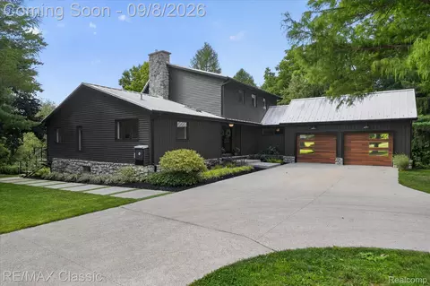 1030 Kurtz Rd, Holly, MI 48442