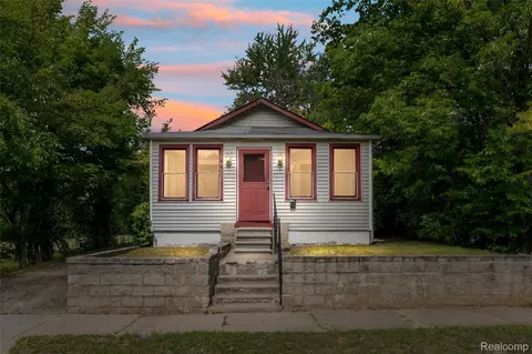 44 Orton Ave, Pontiac, MI 48341