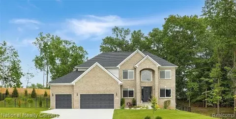925 Guenevere Dr, Oxford, MI 48371