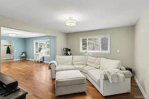 Living - 1575 Kellogg Rd, Genoa, MI 48114 photo 2 of 2