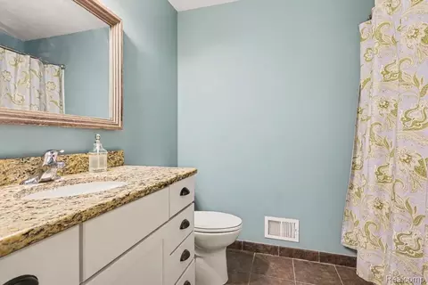 Bath - 1575 Kellogg Rd, Genoa, MI 48114 photo 3 of 3