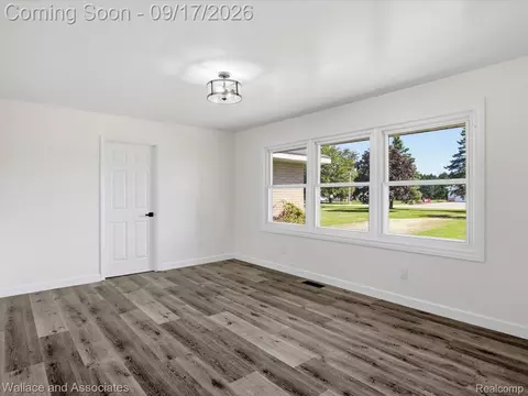 Living - 7925 Wildcat Rd, Grant, MI 48032 photo 3 of 9