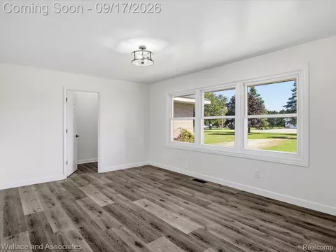 Living - 7925 Wildcat Rd, Grant, MI 48032 photo 4 of 9