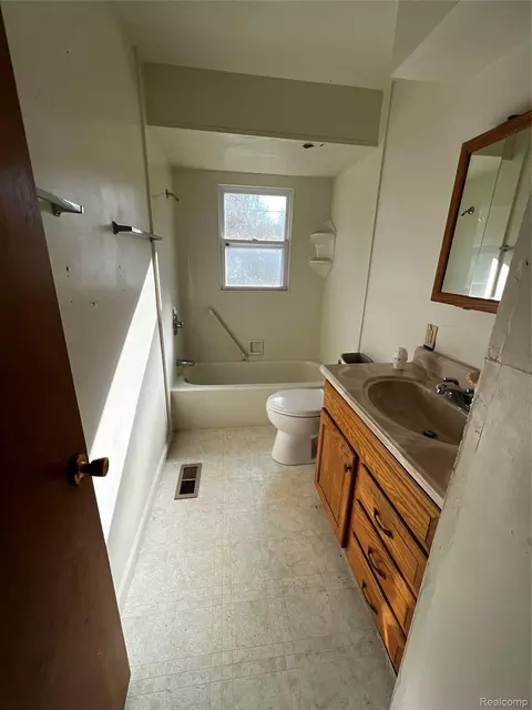 Bath - 3295 Spring Valley Dr, Mount Morris, MI 48504 photo 3 of 3