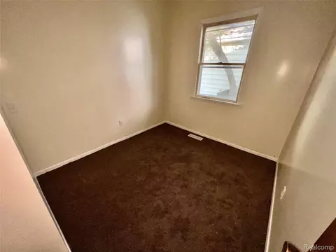 Bedroom - 3295 Spring Valley Dr, Mount Morris, MI 48504 photo 8 of 15
