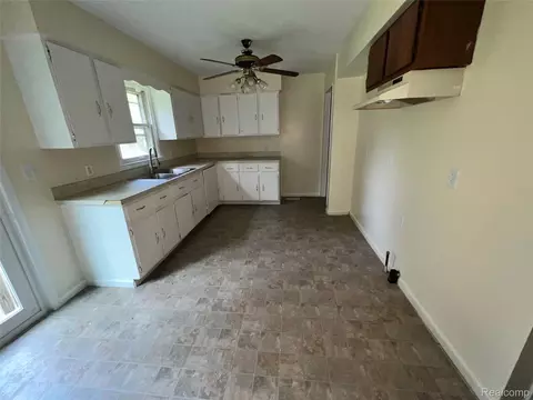 Kitchen - 3295 Spring Valley Dr, Mount Morris, MI 48504 photo 2 of 3
