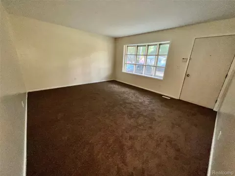 Living - 3295 Spring Valley Dr, Mount Morris, MI 48504 photo 3 of 4
