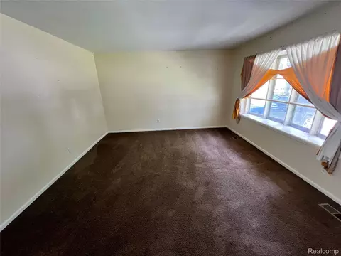 Living - 3295 Spring Valley Dr, Mount Morris, MI 48504 photo 1 of 4
