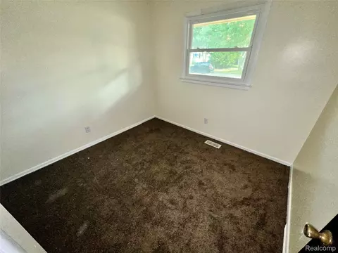 Bedroom - 3295 Spring Valley Dr, Mount Morris, MI 48504 photo 12 of 15