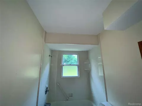 Bath - 3295 Spring Valley Dr, Mount Morris, MI 48504 photo 1 of 3