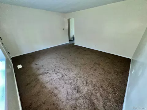 Living - 3295 Spring Valley Dr, Mount Morris, MI 48504 photo 4 of 4