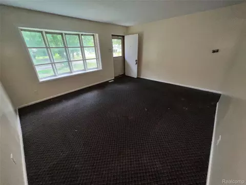Living - 3295 Spring Valley Dr, Mount Morris, MI 48504 photo 2 of 4