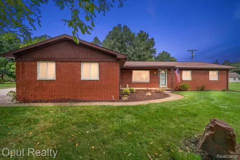 12821 10 Mile Rd, Green Oak, MI 48178