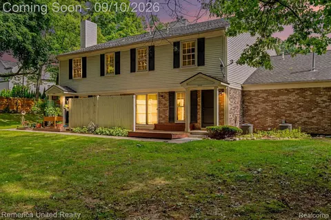 7771 Lake Ridge Dr, Waterford, MI 48327