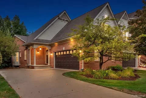 37525 Newburgh Park Cir, Livonia, MI 48152