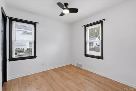 Bedroom - 11211 Maxwell Ave, Warren, MI 48089 photo 3 of 6