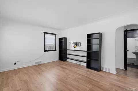 Living - 11211 Maxwell Ave, Warren, MI 48089 photo 2 of 5