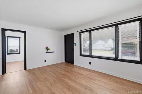 Living - 11211 Maxwell Ave, Warren, MI 48089 photo 4 of 5