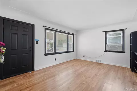 Living - 11211 Maxwell Ave, Warren, MI 48089 photo 3 of 5