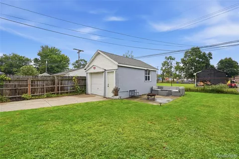 Exterior - 11211 Maxwell Ave, Warren, MI 48089 photo 2 of 4