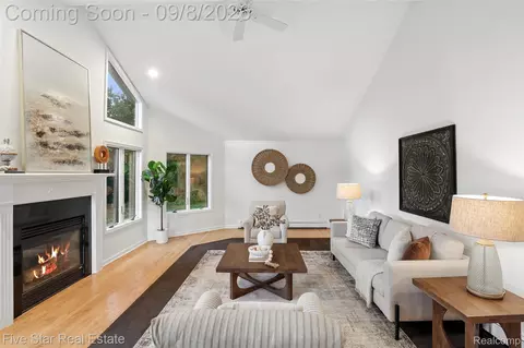 Living - 9045 Commerce Rd, Commerce, MI 48382 photo 5 of 8