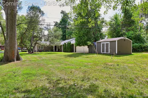 Exterior - 9045 Commerce Rd, Commerce, MI 48382 photo 3 of 4