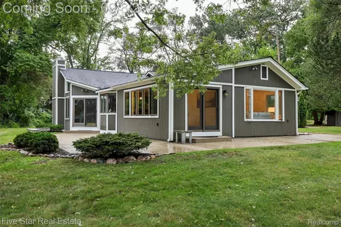 Exterior - 9045 Commerce Rd, Commerce, MI 48382 photo 2 of 4