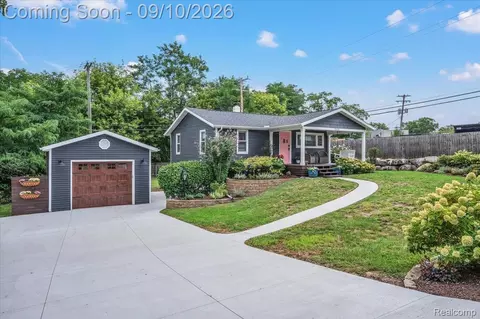 2131 Beechmont St, Keego Harbor, MI 48320