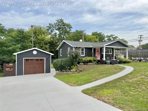2131 Beechmont St, Keego Harbor, MI 48320