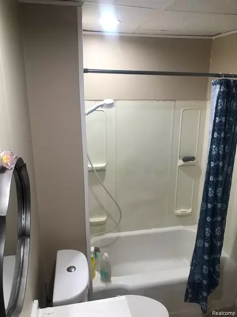 Bath - 910 Monroe St, Carleton, MI 48117 photo 2 of 3