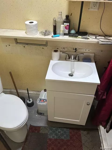 Bath - 910 Monroe St, Carleton, MI 48117 photo 3 of 3