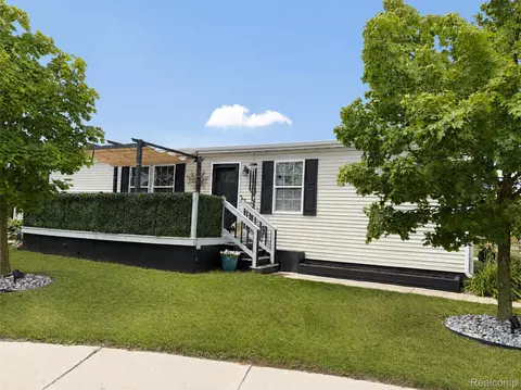 9860 Townsquare Blvd, Fenton, MI 48430