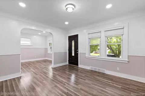 Living - 4760 Curtis St, Dearborn, MI 48126 photo 1 of 4