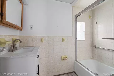 Bath - 4760 Curtis St, Dearborn, MI 48126 photo 1 of 1