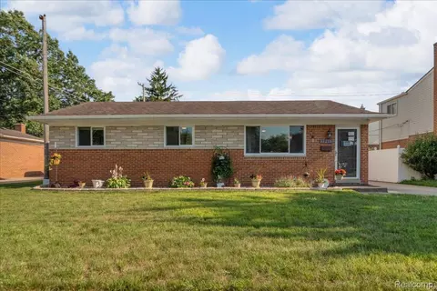 36255 Canyon Dr, Westland, MI 48186