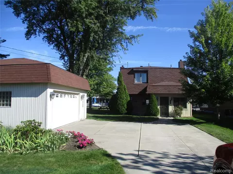 30471 Manse St, Harrison, MI 48045