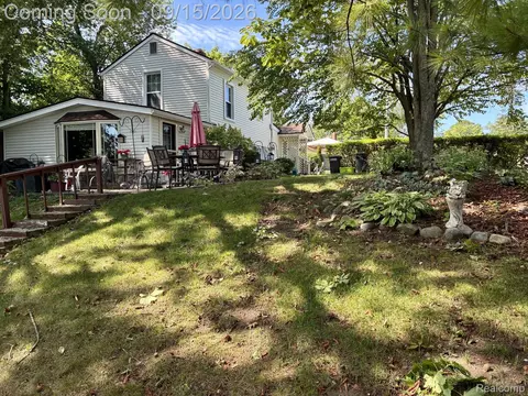 219 Brittain Dr, Lake Orion, MI 48362
