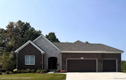 941 Guenevere Dr, Oxford, MI 48371