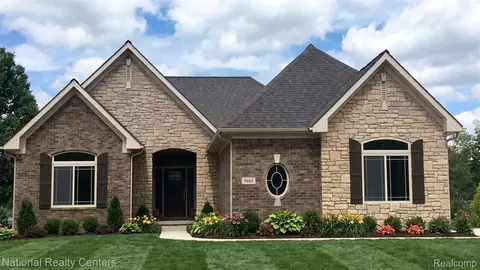 941 Guenevere Dr, Oxford, MI 48371