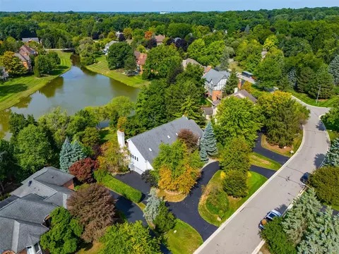 305 Wilshire Dr, Bloomfield Hills, MI 48302