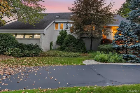 305 Wilshire Dr, Bloomfield Hills, MI 48302