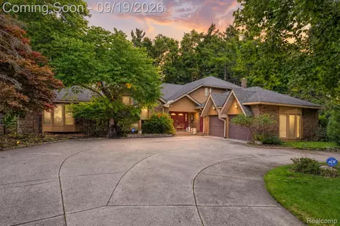 25428 Witherspoon St, Farmington Hills, MI 48335
