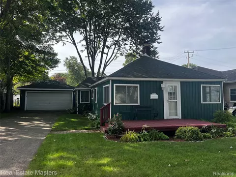 3001 Maplewood Dr, Fort Gratiot, MI 48059