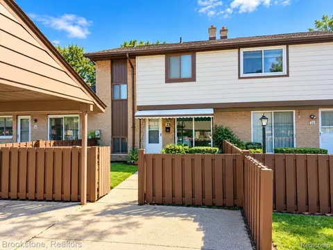 8401 18 Mile Rd #29, Sterling Heights, MI 48313