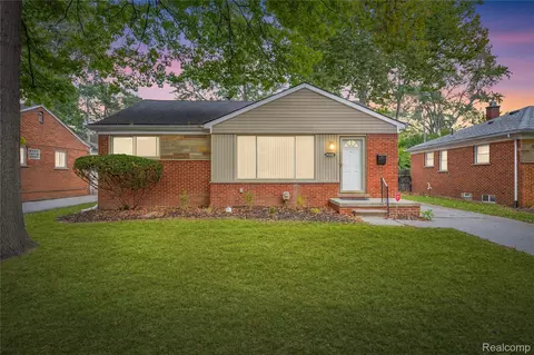 24200 Westhampton St, Oak Park, MI 48237
