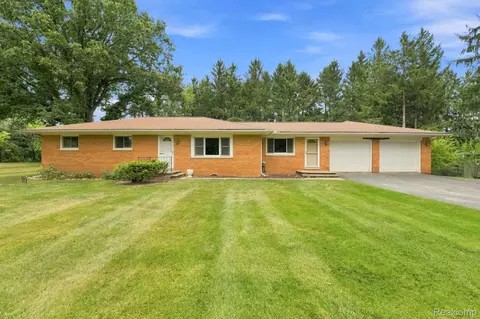 25 E Oakwood Rd, Oxford, MI 48371